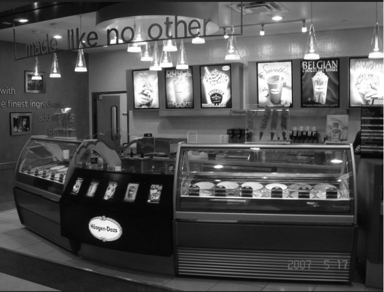 Black-and-white photo of a Häagen-Dazs shop with curved-glass dipping cabinets, dated 2007